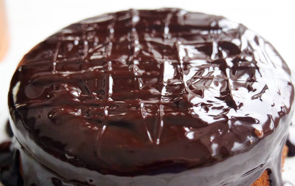 Pattern chocolate glaze on the cake.