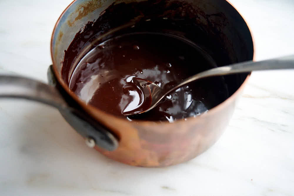 Making chocolate glaze