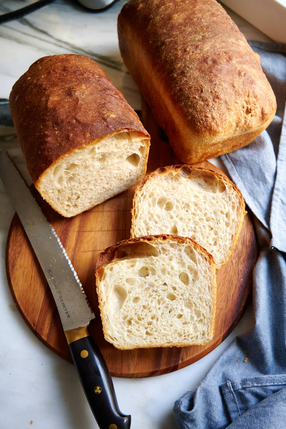 Pan bread loaves and slices on a cutting board