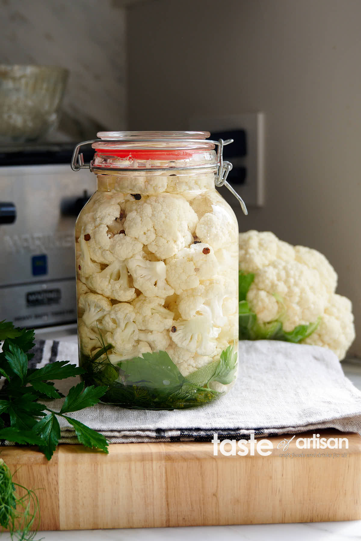 Homemade crunchy pickled cauliflower, made with light sweet adn sour brine that retaines the cauliflower's natural crunch and freshness. It goes so well with heary fall and winter dishes. You can even have it on its own as a snack.