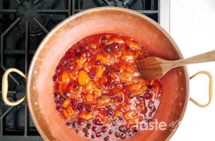 Final cooking of apricot jam