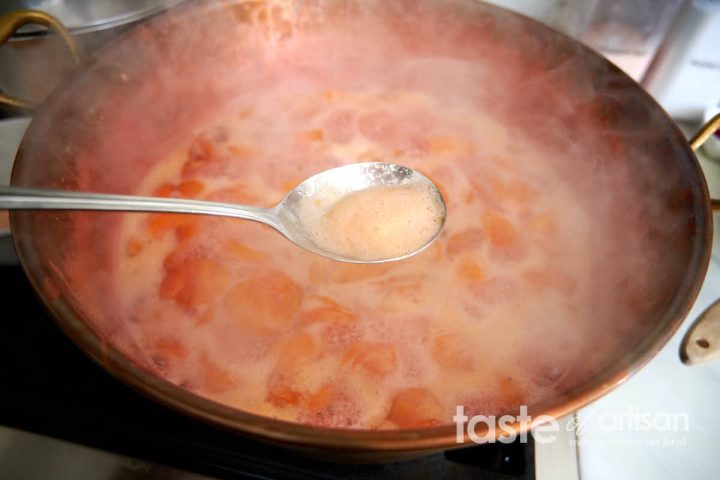 Skimming off jam foam